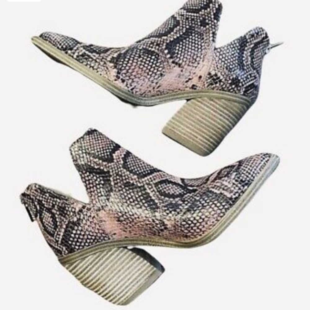 Vince Camuto Gigietta Bootie Mauve Pink Snake Prin